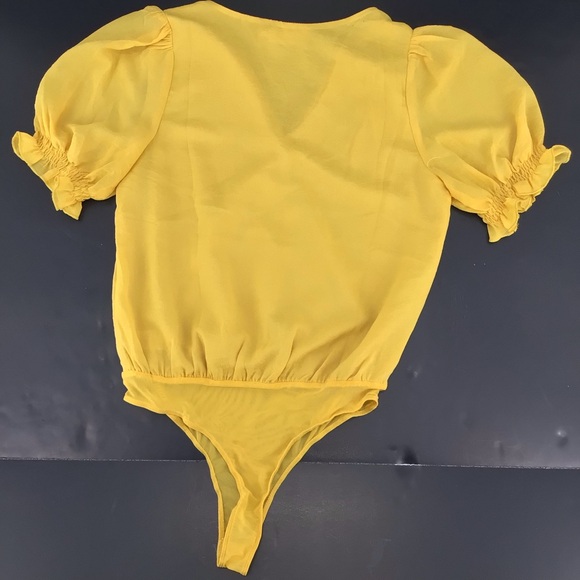 All In Favor Mellow Yellow Smocked Puff Sleeve Surplice Button Bodysuit Sz Small - Picture 15 of 15